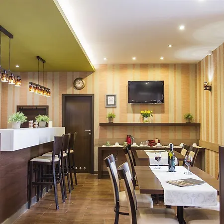 21 And 3* Budapest