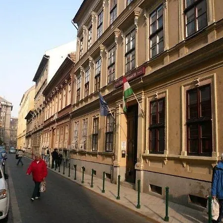 21 And 3* Budapest