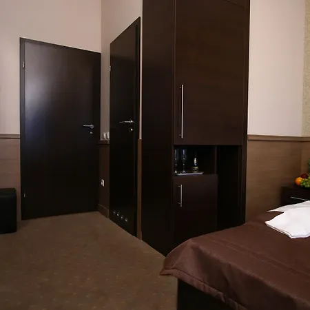 21 And 3* Budapest