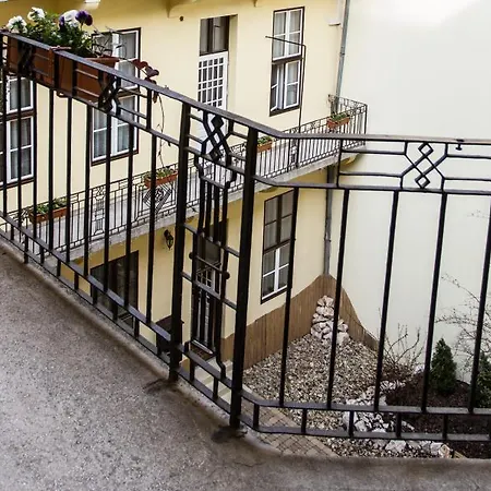 21 And 3* Budapest